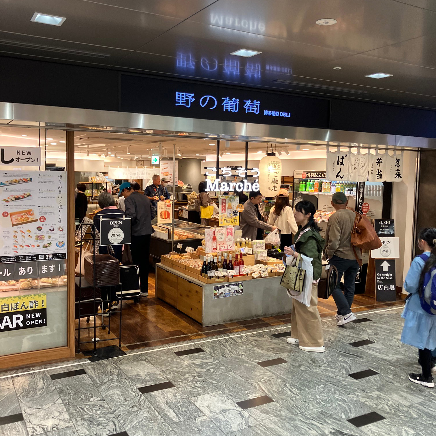 【導入事例】駅ナカでも、手軽に地酒とワインをセルフで楽しむ『博多驛の鮨』が叶えた、“自分で注ぐ”ちょっと贅沢な駅グルメ体験