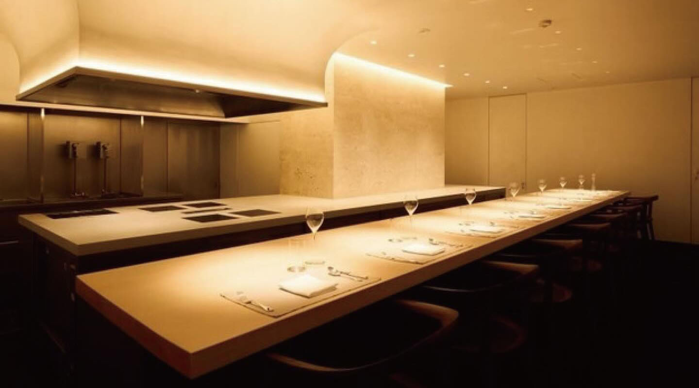 ミシュラン東京1つ星『白寧（Hakunei）』様でハンドメイドグラス『フェニックス』を導入。西麻布の実力派が選んだ、料理を引き立てるオールハンドメイドグラス