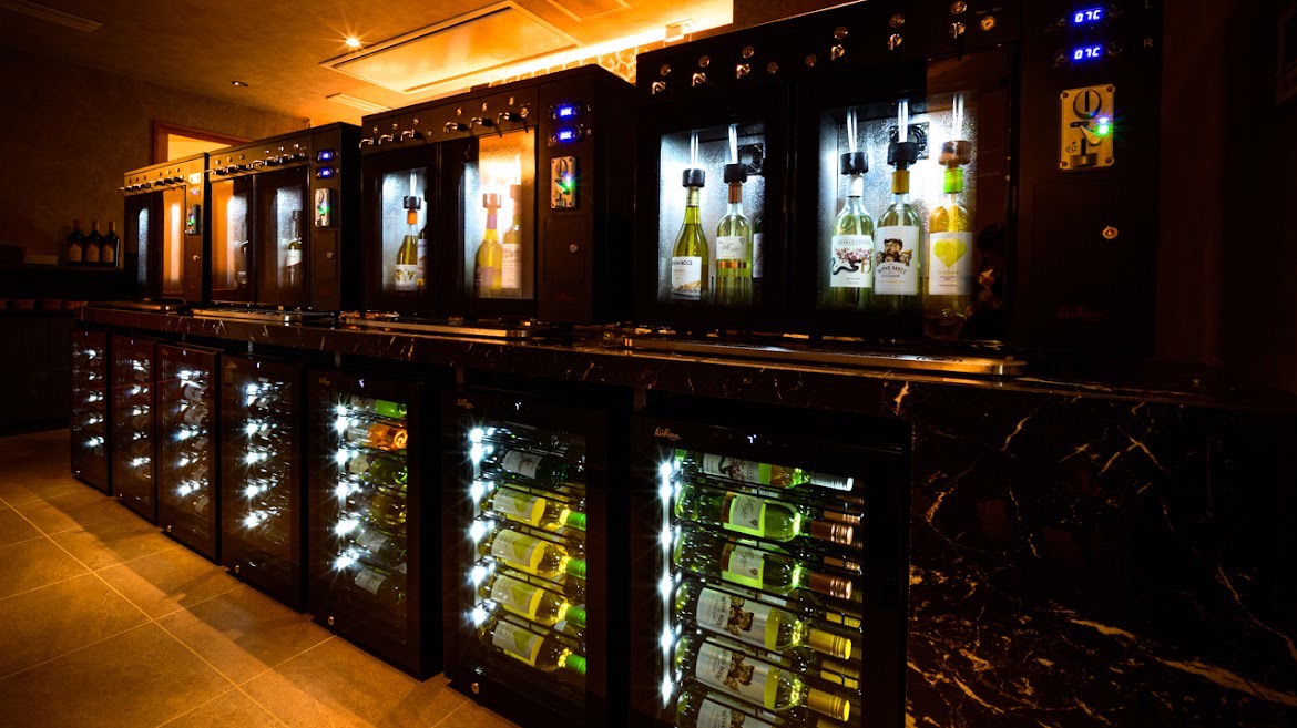 【導入事例】魚イタリアン ピザとパスタ ―エンタメ性が集客を呼ぶ！ 赤羽の人気イタリアンに誕生した「24種ワイン飲み放題サーバー」