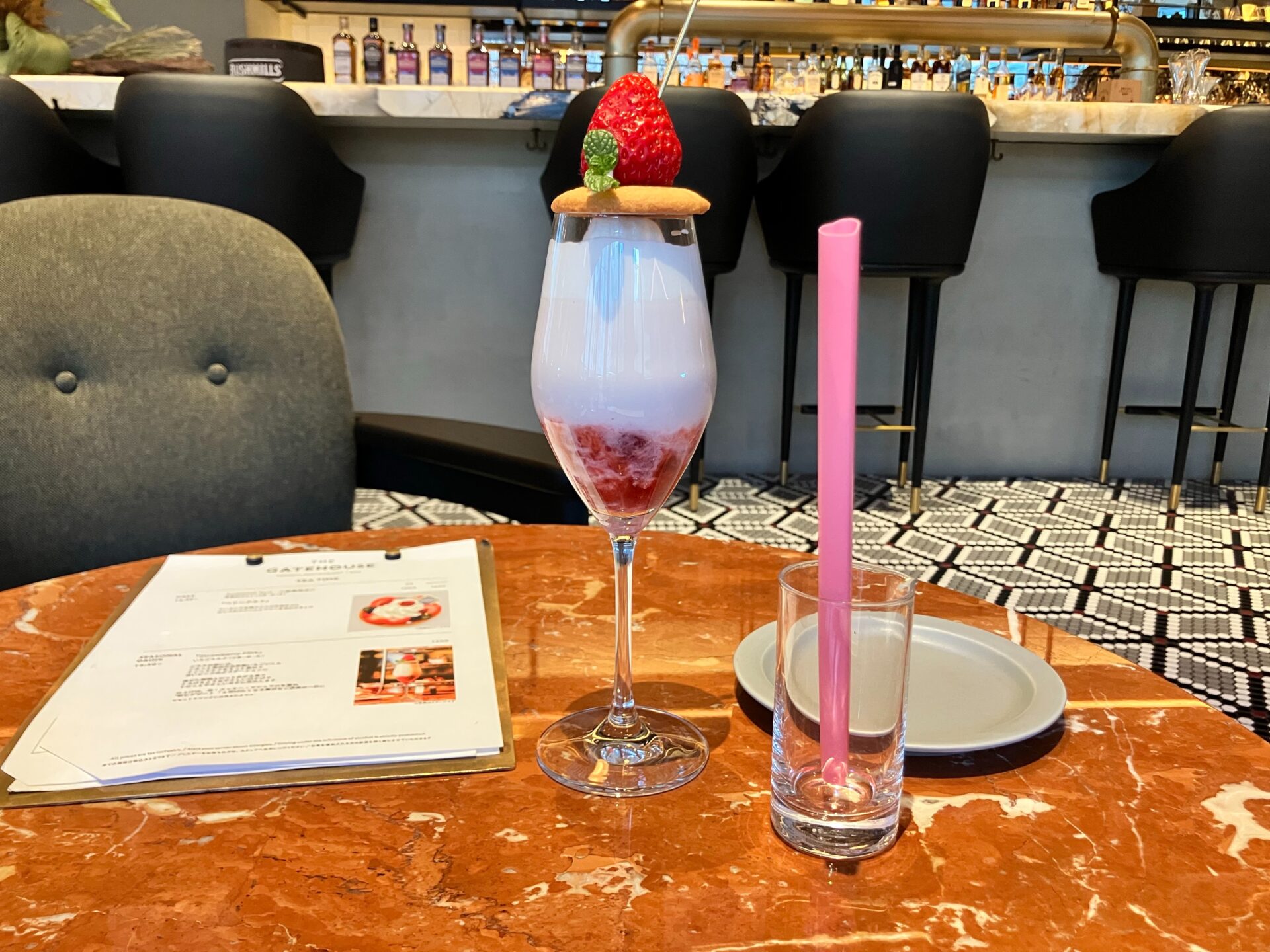 旬のイチゴと響き合う、シャンパングラスの機能美 ｜ 名古屋 JRゲートタワーホテル『THE GATEHOUSE』様 　季節限定 – STRAWBERRY MILK – 提供期間 ～2026/5/10（日）予定